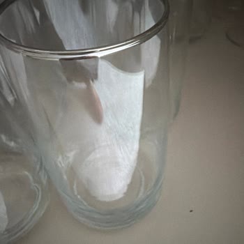 Senet Sepet Mağazasında Renkleri Döken Tabak Ve Bardak Seti İçin Garanti İhlali Ve İlgisiz Tutum