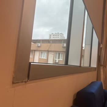 Ateşli Çocuğa 28 Derecelik Pencere Yok Oda Şikayeti