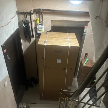 Buzdolabı Merdiven Boşluğunda Bırakıldı, İçeriye Teslim Edilmesi Gerekiyor