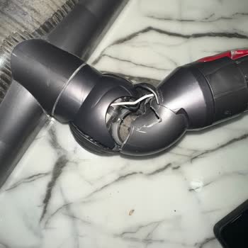 Dyson V11 Döner Başlık Kırılması İçin Kullanıcı Hatası İddiasına Karşı Şikayet