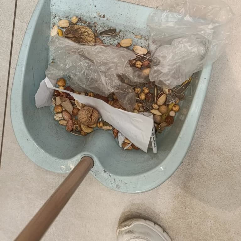 Müdürün İlgisiz Tutumu Ve Yere Düşen Kuruyemişlerin Yeniden Satışı