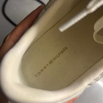 Kullanılmış Ve Defolu Tommy Hilfiger Sneaker Gönderimi İçin Değişim Veya İade Talebi