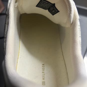 Kullanılmış Ve Defolu Tommy Hilfiger Sneaker Gönderimi İçin Değişim Veya İade Talebi
