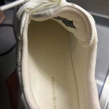Kullanılmış Ve Defolu Tommy Hilfiger Sneaker Gönderimi İçin Değişim Veya İade Talebi