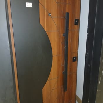 TOKİ’nin Deprem Sonrası Çelik Kapısı Sürekli Kapanmıyor, Tamir Yerine Değişim İsteniyor