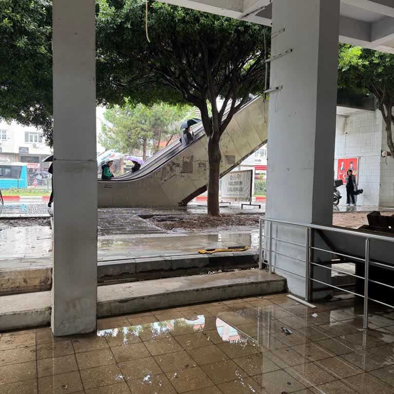 Antalya Büyükşehir Belediyesi Kaldırım Çalışması Sonrası Dükkan Su Baskını Ve Zarar Tazmini Talebi