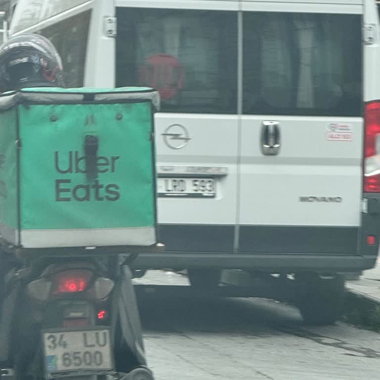 Uber Eats Kurye Tarafından Trafik Kurallarına Uymama Ve Saygısız Davranış