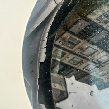 BMW 116i Cracked Windshield and Damaged Rubber Seal Replacement Request