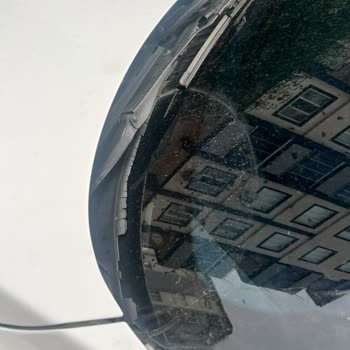 BMW 116i Cracked Windshield and Damaged Rubber Seal Replacement Request