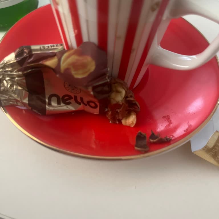 Kahve Dünyası Nello Çikolatasında Sert Fındık Kabuğu Parçası Dişi Çatlattı