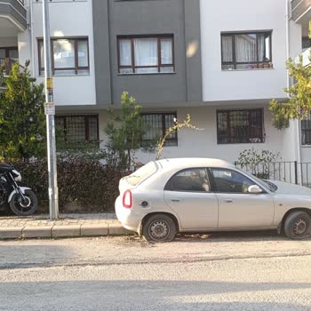 Superonline Altyapı Ekibi Aracı Kaldırarak Yaya Yolunu Kapattı