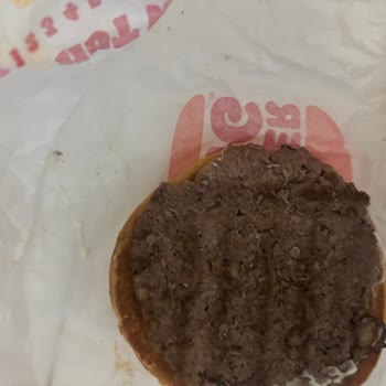 Üsküdar Burger King Şubesinde Isırılmış Et Ve Umursamaz Yanıt