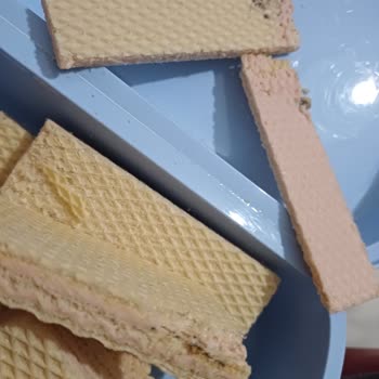 Eti Hoşbeş Çilek Kremalı Gofretlerde Kırık Ve Siyah Lekeler