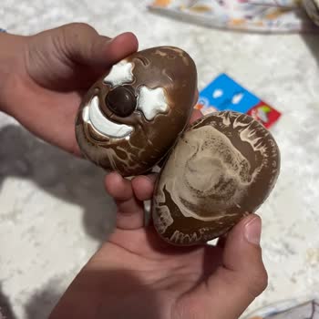 Şölen Ozmo Yumurta Kafalar Çikolatasında Renk Solması Ve Tadı Bozulmuş