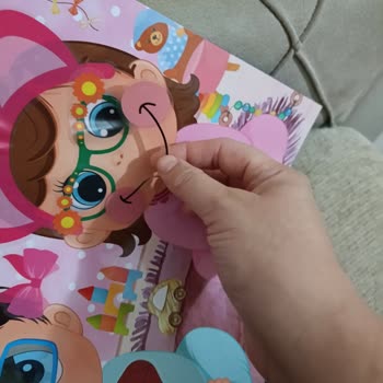 Kırpıntı Kitabındaki Makas Çalışmıyor Ve Stickerlar Hızla Yapışkanlığını Yitiriyor