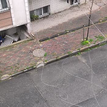 TurkNet'in Dışarıdaki Kabloları Tehlikeli Şekilde Yerde, Acil Müdahale Bekleniyor