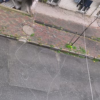 TurkNet'in Dışarıdaki Kabloları Tehlikeli Şekilde Yerde, Acil Müdahale Bekleniyor