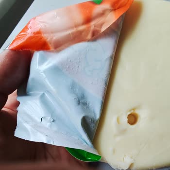 A101 Dükkanından Satın Alınan Tahsildaroğlu Kaşar Peyniri İçinde Plastik Parça Bulunması