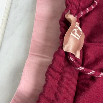 Kırmızı Eşofmanda İlk Yıkamada Tüylenme, Beyaz Takım Kullanılmış Ve Lekeli