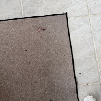 Kırmızı Eşofmanda İlk Yıkamada Tüylenme, Beyaz Takım Kullanılmış Ve Lekeli