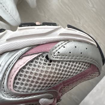 New Balance 530 Ayakkabısında Ön Kısım Deformasyonu Ve Yırtılma İçin Üretim Hatası Reddi
