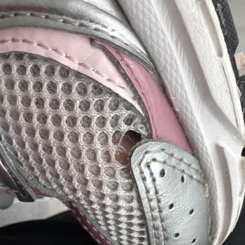 New Balance 530 Ayakkabısında Ön Kısım Deformasyonu Ve Yırtılma İçin Üretim Hatası Reddi