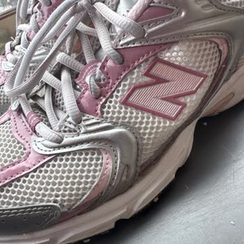 New Balance 530 Ayakkabısında Ön Kısım Deformasyonu Ve Yırtılma İçin Üretim Hatası Reddi