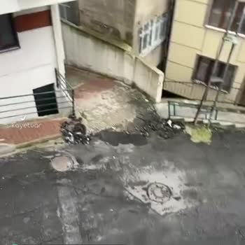 Eyüpsultan Belediyesi Çukurda Çocukların Giderken Kayması Ve Araçların Zarar Görmesi