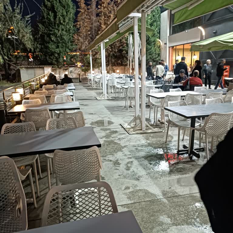 Kütahya Köfteci Yusuf Şubesinde Açık Alanda Servis Reddi Ve Ayrımcılık