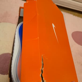 Ücretli Değişim Sonrası Aldığım Nike Vomero Plus Ayakkabısının Kırık Kutusu Ve Defolu Durumu