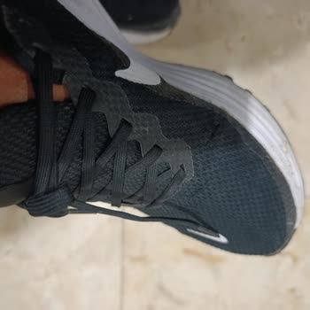 FLO Mağazasındaki Nike Revolution 8 Ayakkabısının Kısa Sürede Yırtılması Ve Üretim Hatası Reddi