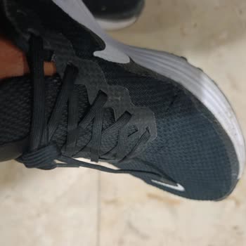 FLO Mağazasındaki Nike Revolution 8 Ayakkabısının Kısa Sürede Yırtılması Ve Üretim Hatası Reddi