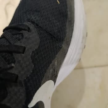 FLO Mağazasındaki Nike Revolution 8 Ayakkabısının Kısa Sürede Yırtılması Ve Üretim Hatası Reddi