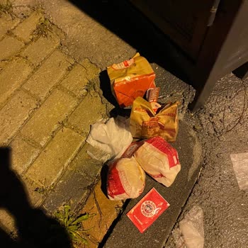 GetirYemek Ve Saloon Burger'den Yağmurlu Hava Şartlarında Hijyensiz Teslimat, İade Sürecinin Uzaması