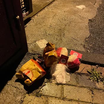 GetirYemek Ve Saloon Burger'den Yağmurlu Hava Şartlarında Hijyensiz Teslimat, İade Sürecinin Uzaması