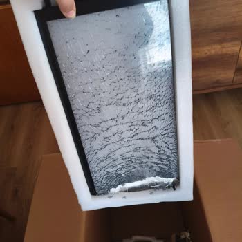Kırık Cam Panellerle Gelen Bilgisayar Kasası Teslimatında Hasar İhmal Edildi