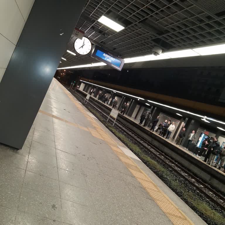 Zeytinburnu Metro İstasyonunda Kapıların Erken Kapanması Yolcu Güvenliğini Tehlikeye Atıyor