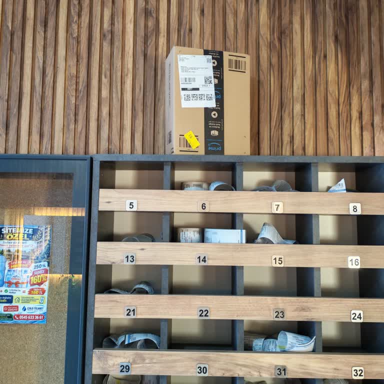 Amazon Lojistik'in Apartman Girişine Bırakılan Kargoları Güvenlik Riski Oluşturuyor