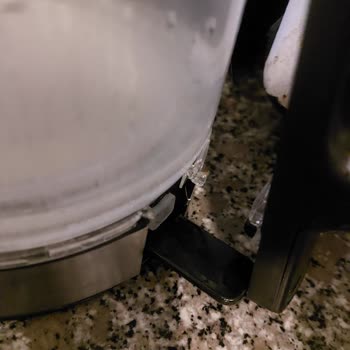 Grundig Cam Kettle’da Erimiş Sap Nedeniyle Güvenlik Riski Ve Ücretsiz Değişim Talebi