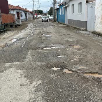 Bergama Belediyesi'nden Kadıköy Köy İçi Yolunun Asfalt Yenilenmesi Ve Çukurların Onarılması Talebi