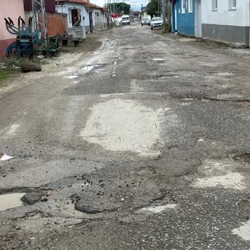 Bergama Belediyesi'nden Kadıköy Köy İçi Yolunun Asfalt Yenilenmesi Ve Çukurların Onarılması Talebi