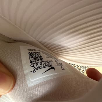 Nike Terlikte Üretim Hatası Ve Ücretsiz Değişim İsteği