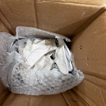 Sürat Kargo'nun Dikkatsiz Taşıması Sonucu Seramik Vazolar Kırıldı Ve 5.000 TL Zarar