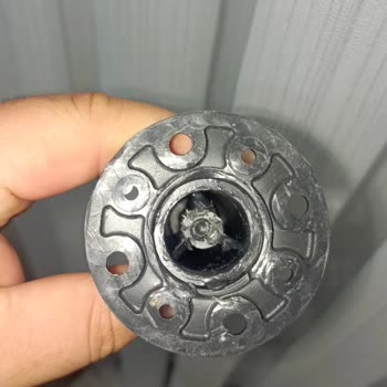 Puff Baza Ayakları Metal Olmalı, Plastik Çıktı Ve Servis Randevuya Uymadı