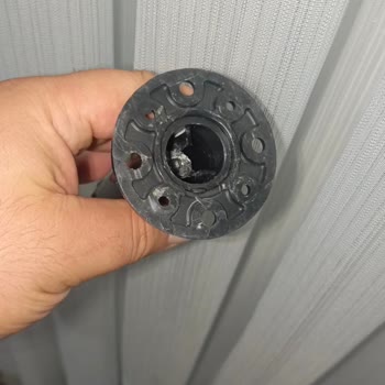 Puff Baza Ayakları Metal Olmalı, Plastik Çıktı Ve Servis Randevuya Uymadı