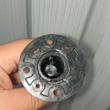 Puff Baza Ayakları Metal Olmalı, Plastik Çıktı Ve Servis Randevuya Uymadı
