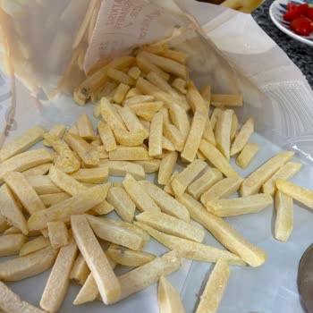 Satın Aldığım 1 Kg Donmuş Patatesi Parçalanmış Ve Çöpe Atıldı