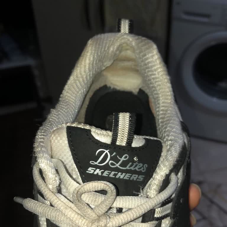 Skechers D’Lites Ayakkabısının Kısa Sürede Yırtılması Ve Yoğun Kokusundan Şikayet