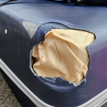 Hallo, wir sind am Dienstag von Phuket- Doha geflogen und hatten da 02:40 Uhr den Anschlussflug Doha- München.
In München haben wir dann festgestellt, dass eine Koffer total beschädigt war uns sogar notdürftig gelebt war und ein Rad komplett abgebrochen ist. Da jedoch das Auschecken in München so lange dauerte, blieb keine Zeit mehr, den Schaden am Flughafen zu melden, da unser Four Seasons Flughafen Taxi schon gewartet hat. 
Wie kann ich jetzt meinen defekten Koffer erstattet bekommen? Er ist leider nicht mehr zu verwenden. 

Mit freundlichen Grüßen 
Sabine Holzhammer 