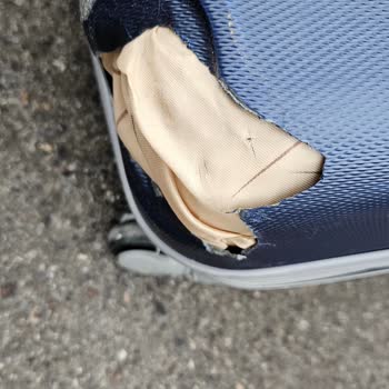 Hallo, wir sind am Dienstag von Phuket- Doha geflogen und hatten da 02:40 Uhr den Anschlussflug Doha- München.
In München haben wir dann festgestellt, dass eine Koffer total beschädigt war uns sogar notdürftig gelebt war und ein Rad komplett abgebrochen ist. Da jedoch das Auschecken in München so lange dauerte, blieb keine Zeit mehr, den Schaden am Flughafen zu melden, da unser Four Seasons Flughafen Taxi schon gewartet hat. 
Wie kann ich jetzt meinen defekten Koffer erstattet bekommen? Er ist leider nicht mehr zu verwenden. 

Mit freundlichen Grüßen 
Sabine Holzhammer 